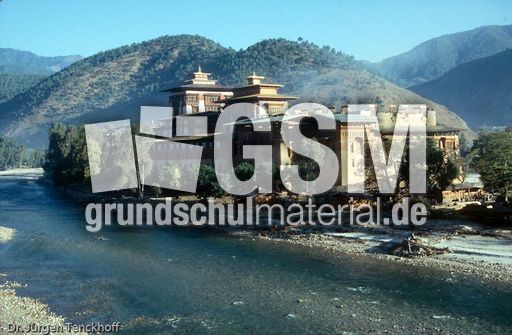 1091_bhutan_1994_dzong in punakha.jpg
